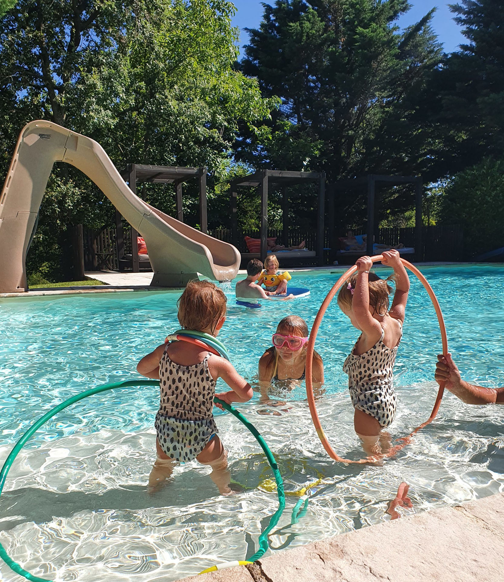 jeunes enfants dans la piscine avec cerceaux